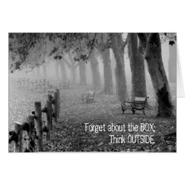 Cartão Esqueça a caixa, pense fora da placa de Dentro do