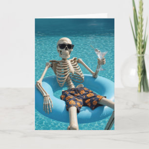 Cartão Esqueleto de aniversário flutuando em uma piscina