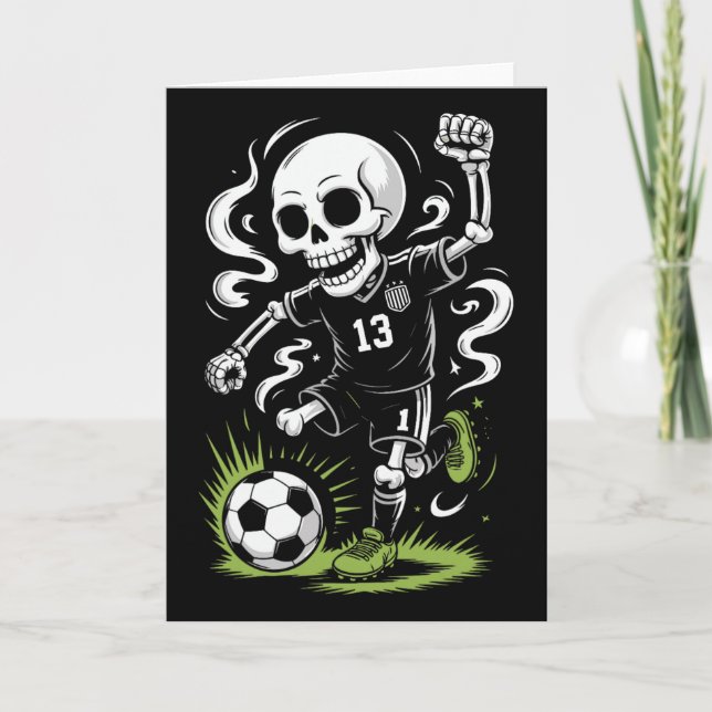 Cartão Esqueleto de Futebol de Halloween sob a Lua Laranj (Frente)