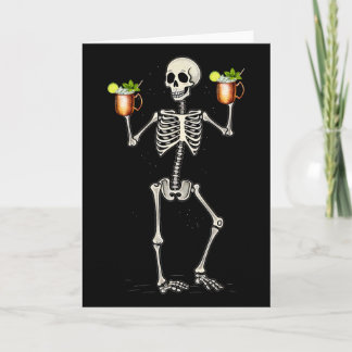 Cartão Esqueleto engraçado de Halloween bebendo cauda de 