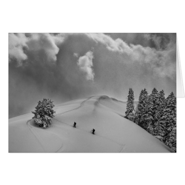 Cartão Esquiadores de montanha em neve fresca (Frente Horizontal)