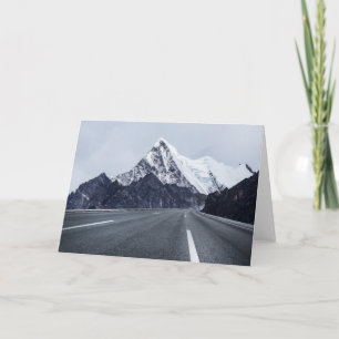 Cartão Estrada asfaltada na frente da montanha da neve