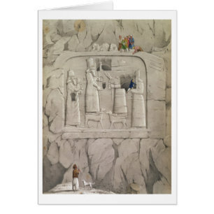 Cartão Examinando uma escultura Assyrian da rocha, 'de