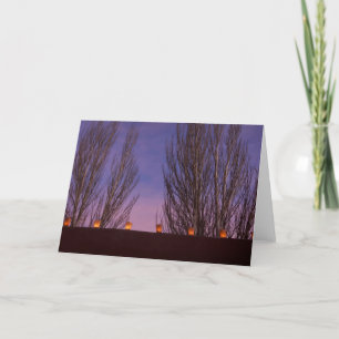 Cartão Faróis tradicionais iluminam estruturas de adobe