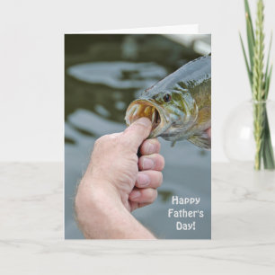 Cartão Father's Day-man holding largemouth bass