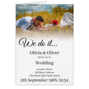 Cartão Fazemos isso - beijando Casal num Prado