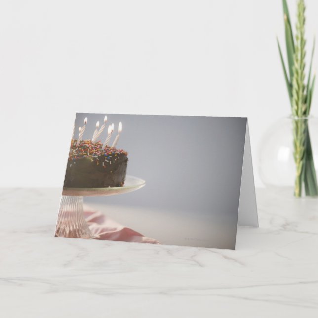 Cartão Feche acima do bolo de aniversário do chocolate (Frente)