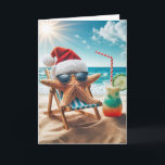 Cartão Fécula de Natal com coquetel<br><div class="desc">Um peixe-estrela vestindo um chapéu de Papai Noel e óculos de sol relaxa em uma cadeira de praia perto do oceano com um coquetel. O texto é editável.</div>