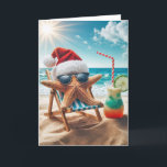Cartão Fécula de Natal com coquetel<br><div class="desc">Um peixe-estrela vestindo um chapéu de Papai Noel e óculos de sol relaxa em uma cadeira de praia perto do oceano com um coquetel. O texto é editável.</div>