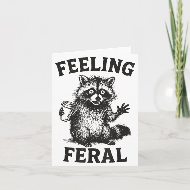 Cartão Feeling Feral Raccoon Drink Coffee Funny Trash Pan (Frente)
