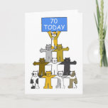 Cartão Feliz 70 Aniversário de Gatos<br><div class="desc">Os gatos de desenho animado sentados nos ombros um do outro,  com o gato de cima segurando um grande sinal azul que diz 'Feliz Aniversário do 70'.</div>
