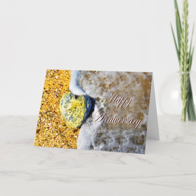 Cartão Feliz Aniversário, Amor Coração Pebble na Praia (Frente)