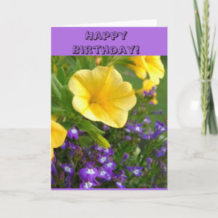 Cartão Feliz aniversário com flores roxas e amarelas.