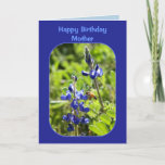 Cartão Feliz aniversario da mãe dos Bluebonnets de Texas<br><div class="desc">Uma abelha visita um Bluebonnet de Texas,  a flor de estado de Texas.</div>
