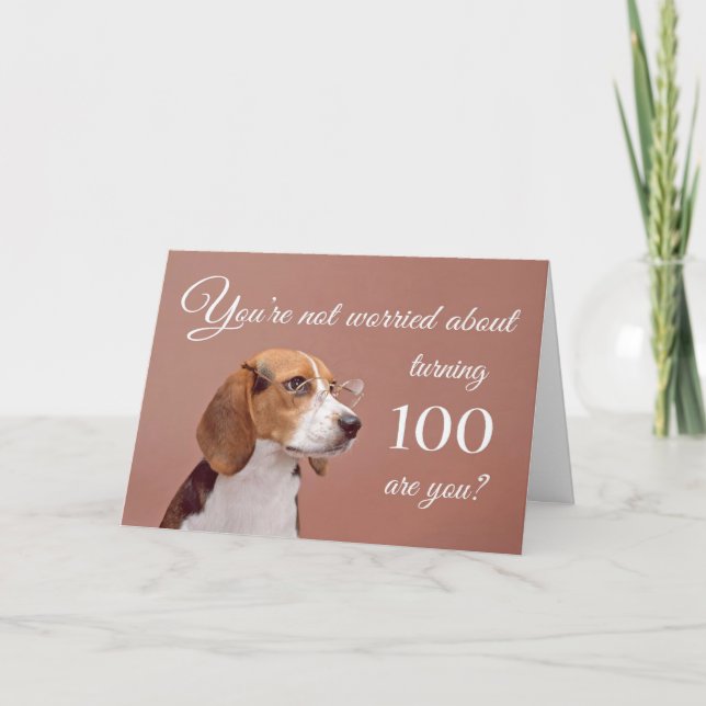 Cartão Feliz aniversário de 100 anos, beagle preocupado (Frente)