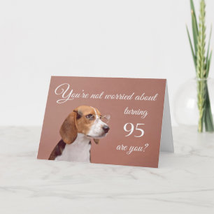 Cartão Feliz aniversário de 95 anos, beagle preocupado