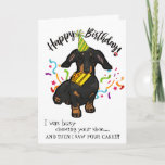Cartão Feliz aniversario de seu amigo do cão do Dachshund<br><div class="desc">O feliz aniversario de seu amigo do cão do Dachshund é um grande cartão para qualquer um que você sabe quem tem um Dachshund. Este Dachshund feliz era ocupado mastigar os calçados do seu proprietário--- mas surpresa manchou o bolo de aniversário brilhantemente colorido e roubou uma parte. Você quer rir,...</div>