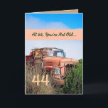 Cartão Feliz Aniversário do 44 da FUNNY - Caminhão Laranj<br><div class="desc">Este cartão com seu caminhão antigo em um campo é uma maneira divertida de desejar a uma cara muito especial um feliz aniversário.  Todo texto é personalizável.  Uma carta divertida e de tipo único!</div>