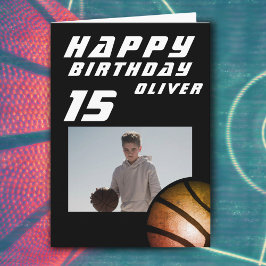 Cartão Feliz Aniversário do Menino Negro de Bola de Basqu