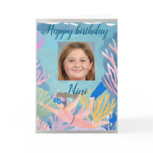 Feliz aniversário jovem garota que pratica snorkel