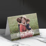 Cartão Feliz aniversário mãe | Foto de Script Moderno<br><div class="desc">Belo cartão de saudação fotográfica com um simples, moderno e minimalista banner de citação "Feliz Aniversário" em um fundo de cobertura semitransparente. Este cartão versátil pode ser personalizado com a sua própria fotografia, nome e data de aniversário para fazer um cartão verdadeiramente único e personalizado para o seu ente querido....</div>