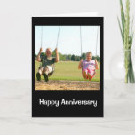 Cartão Feliz Aniversário Para Um Casal De Verdadeiros Swi<br><div class="desc">Uma fotografia de um casal bonitinho de 80 anos,  balançando em alternâncias de parquinhos,  é o tema do meu cartão de aniversário "Feliz Aniversário a Um Casal de Reais Swingers".  Este cartão é especial para mim porque os bonitos "Swingers" são a minha mãe e Pai!</div>