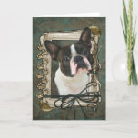 Cartão Feliz aniversario - patas de pedra - Boston<br><div class="desc">O que poderia dizer o feliz aniversario melhor do que este cão de Boston Terrier que ajuda o a comemorar! Como você apreciaria um dia com seus amigos e seus pele-bebês? Tenha um dia do divertimento e ganhe um presente LIVRE! Escolha uma data e uma área em sua casa onde...</div>