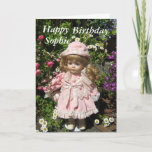 Cartão Feliz aniversário Sophie<br><div class="desc">Feliz aniversário Sophie escreve com boneca e flores</div>