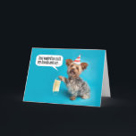 Cartão Feliz aniversário, Yorkie, cachorro com máscara<br><div class="desc">Este pequeno Yorkie numa festa que só quer recuperar o fôlego,  então ele tirou a máscara para poder dizer Feliz Aniversário a uma distância social segura.</div>