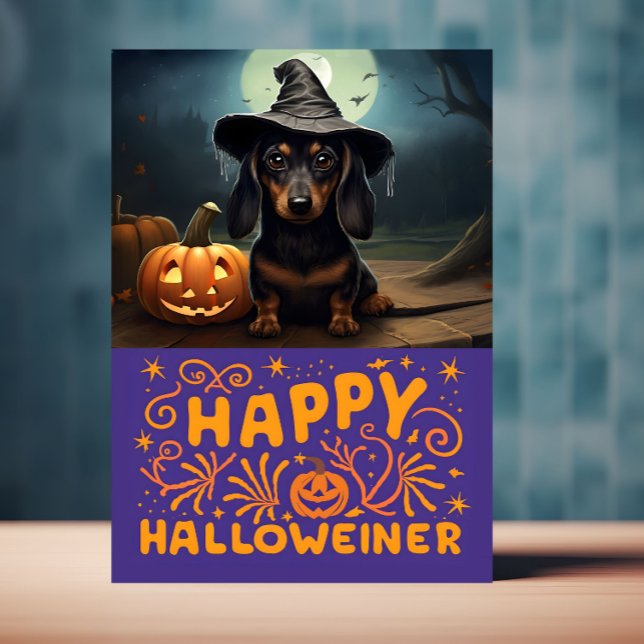 Cartão Feliz cachorro-quente de Halloween (Halloween card with Weiner dog on front is displayed on a table top)