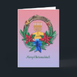 Cartão Feliz Chrismukkah<br><div class="desc">"Celebrando o Natal e Chanucá juntos? Este belo arranjo é um belo cartão de cartões de natal com uma coroa de Natal com dois ornamentos sonoros, vermelhos e verdes, com uma fita azul. No centro desta design segura uma design de menorah e Chanucá se gelta. A saudação à frente diz...</div>