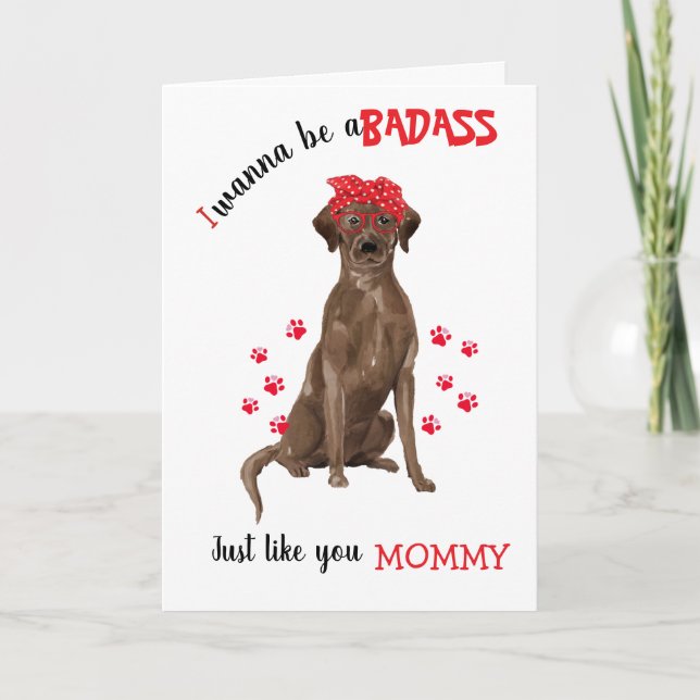 Cartão Feliz Dia de as mães Badass e Chocolate Labrador C (Frente)