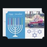 Cartão feliz do feriado da foto de Hanukkah<br><div class="desc">Um menorah branco com velas coloridas e um sentimento feliz de Hanukkah é emparelhado com as três estrelas de David de suspensão para criar este cartão alegre do feriado. Apenas adicione sua foto para fazer-lhe seu. Castiçal judaicos de Vecteezy. O cartão é fácil de personalizar com seus fraseio, opções da...</div>