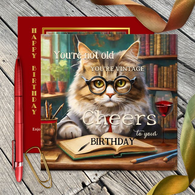 Cartão Feliz Gato Vermelho Livros de Vinho Aniversário (Funny cat birthday card featuring a cute cat with glasses ( :-) ), red wine and lots of books)