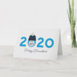 Cartão Feliz Hanukkah 2020 Personalizado Azul<br><div class="desc">Faça-os sorrir este ano com este cartão de Hanukkah personalizado e humorístico apresentando um "2020 mascarado" com a palavra "Oy!". O boné de inverno tem um padrão Star de David. Em tons de azul.</div>