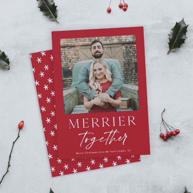 Cartão Feliz Natal com a Foto de Scripts Juntos (Modern Red and White Merrier Together Script Photo Christmas Holiday Cards.)