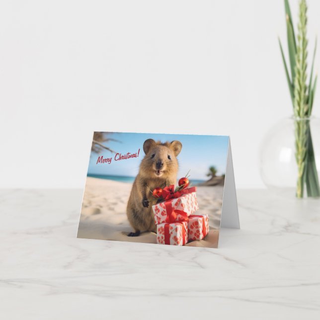Cartão Feliz Natal Quokka na Praia com Presentes (Frente)