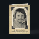 Cartão Felny Vintage Aniversário - Meus Lábios Estão Sela<br><div class="desc">Sim, sou eu quando era criança, sendo apertado. Tenho muito respeito pelos "idosos" para revelar sua idade! Fotos em preto e branco Vintage com portadores de fotos antigos em um fundo antiquado. A legenda diz, "Meus lábios estão selados. NÃO mencionarei sua idade." Dentro diz, "Principalmente porque eu não sei qual...</div>