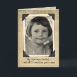 Cartão Felny Vintage Aniversário - Meus Lábios Estão Sela<br><div class="desc">Sim, sou eu quando era criança, sendo apertado. Tenho muito respeito pelos "idosos" para revelar sua idade! Fotos em preto e branco Vintage com portadores de fotos antigos em um fundo antiquado. A legenda diz, "Meus lábios estão selados. NÃO mencionarei sua idade." Dentro diz, "Principalmente porque eu não sei qual...</div>