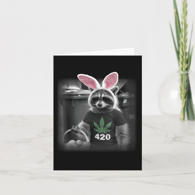 Cartão Felz pascoa Raccoon Bunny Weed (Frente)