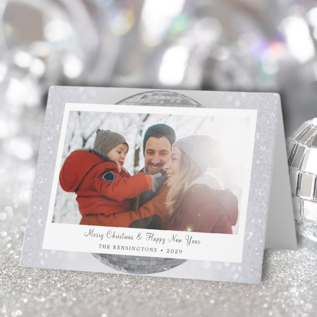 Cartão Feriado Silver Snowy com Nome da Família (Personalized Snowflake Disco Ball Christmas Card)