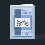 Cartão Filho, Dia de os pais de moto<br><div class="desc">Um ciclo de motor azul sobre um fundo azul-abstrato. A frente diz "Feliz dia de os pais ao meu filho maravilhoso". Um cartão de excelente para um filho que é um entusiasta da moto. As texturas na parte frontal desta placa são impressas.</div>