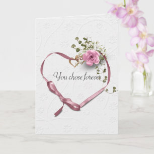 Cartão Fita de Coração Rosa e Anéis de Casamento Dourados