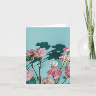 Cartão Flores de cravo rosa sonhador sobre fundo azul