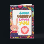 Cartão Fofo Algum Coelho Te Ama<br><div class="desc">Diga a alguém que você ama com este cartão de felicitações fofo algum coelho te ama! Ótimo para um aniversário,  feriado ou qualquer dia! O interior do cartão está em branco.</div>