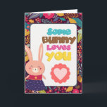 Cartão Fofo Algum Coelho Te Ama<br><div class="desc">Diga a alguém que você ama com este cartão de felicitações fofo algum coelho te ama! Ótimo para um aniversário,  feriado ou qualquer dia! O interior do cartão está em branco.</div>