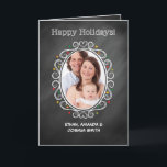 Cartão Foto: Chalkboard de Natal - Olhar Oval<br><div class="desc">Essa bela borda fotográfica em um fundo de aparência de quadro de controle é perfeita para adicionar suas informações pessoais e de foto. A dentro do cartão dá espaço para a mensagem de feriado e para a sua assinatura.</div>