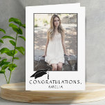 Cartão Foto de Graduação de Parabéns Simples Modernos<br><div class="desc">Placa de graduação de Parabéns preto e branco moderno e simples com um nome de Formando e uma foto. Cartão de graduação com boné de formatura, Parabéns de texto, um nome e uma foto do formando no lado frontal - personalize com seu nome e sua foto. Personalize o dentro de...</div>