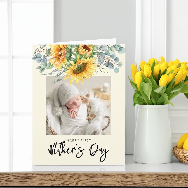 Cartão Foto de verde com girassol do seu primeiro dia das (Your First Mother's Day Sunflower Greenery Photo Card)