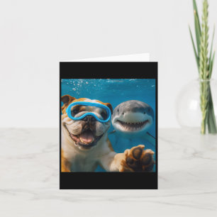 Cartão Foto engraçada de um Bulldog Inglês com tubarão no